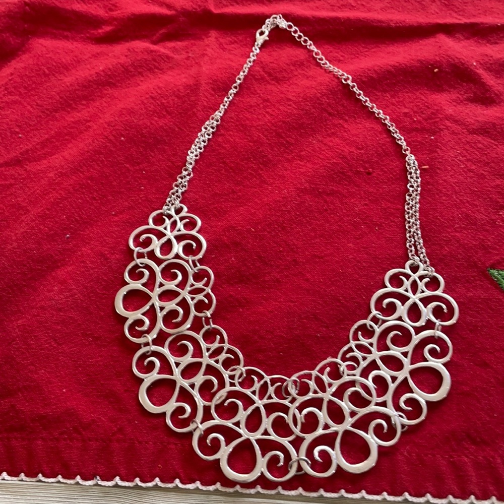 LOVELY SILVER TONE BIB  FILIGREE NECKLACE